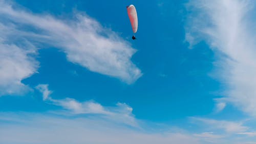 滑翔伞在蔚蓝的天空下 · 免费素材视频