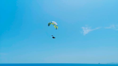 空中滑翔伞 · 免费素材视频