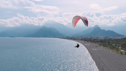 降落伞在空中滑翔的航拍 · 免费素材视频