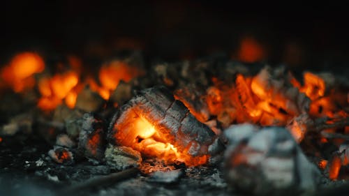 燃烧的木炭 · 免费素材视频