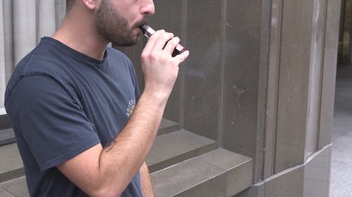 男子在户外抽烟 · 免费素材视频