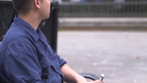 使用vape设备作为吸烟替代品的人 · 免费素材视频