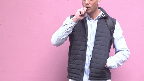 一个使用vape的人 · 免费素材视频