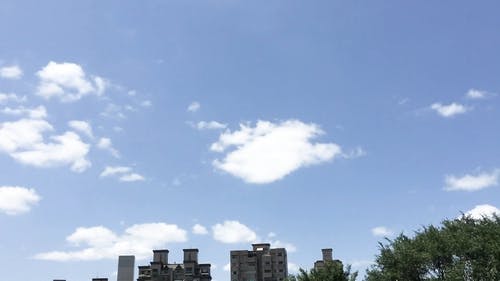 游戏中时光倒流模式下的天空中的云 · 免费素材视频