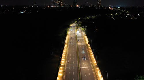 光线充足的城市街道交通和周围景观的航拍画面 · 免费素材视频