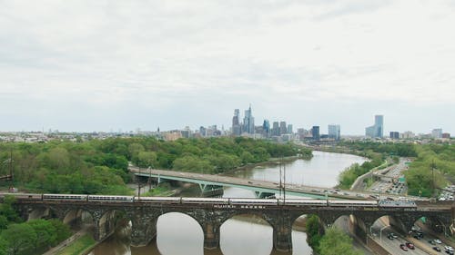 横跨河的桥梁和铁路的鸟瞰图 · 免费素材视频