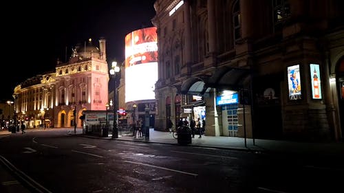 晚上在伦敦的一条街 · 免费素材视频