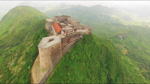 一座山顶上的废墟城堡 · 免费素材视频