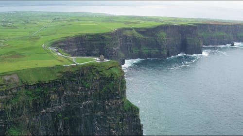 海边绿色的田野 · 免费素材视频