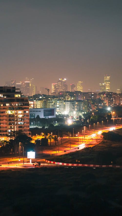 城市夜景在延时中的鸟瞰图 · 免费素材视频