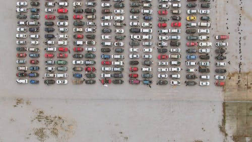 对称在停车场停车 · 免费素材视频