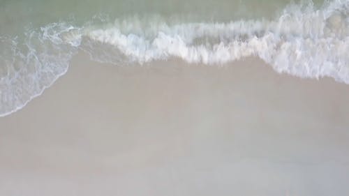 海浪冲向岸 · 免费素材视频