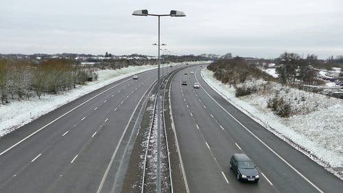 高速公路上的车辆快速 · 免费素材视频