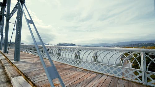 横跨河的混凝土桥梁 · 免费素材视频