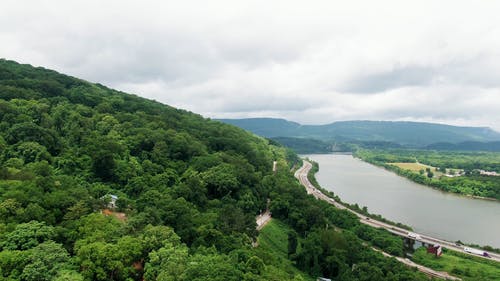 山与水体之间的路 · 免费素材视频