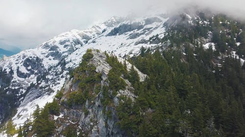 积雪山的鸟瞰图 · 免费素材视频