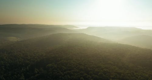 太阳光线在山顶上 · 免费素材视频