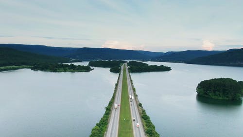 穿越湖泊和小岛的公路风光的航拍画面 · 免费素材视频