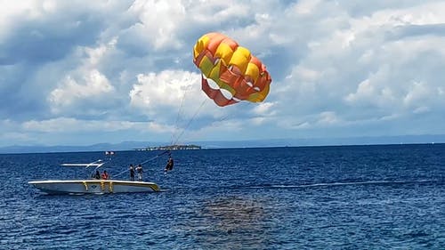 帆伞降落在船上 · 免费素材视频