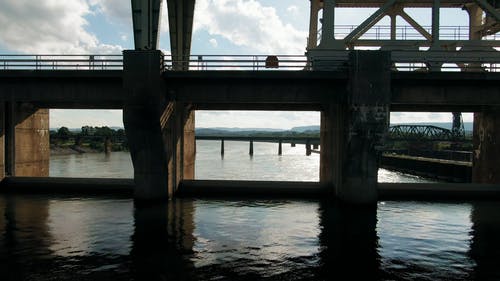 河上的一座桥和行人天桥 · 免费素材视频
