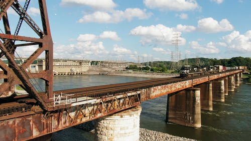 货运火车过河大桥的慢动作镜头 · 免费素材视频