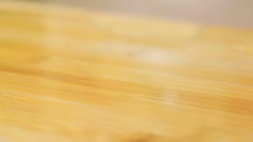 在潮湿的木桌上弹跳的新鲜蓝莓的特写镜头 · 免费素材视频