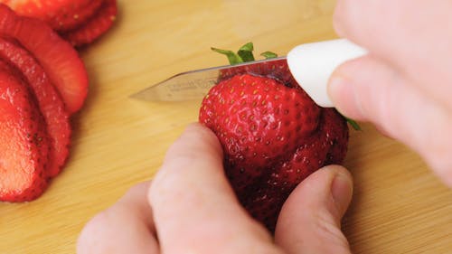 切断草莓花萼 · 免费素材视频