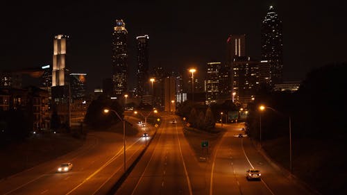 夜间城市公路车辆交通延时录像 · 免费素材视频