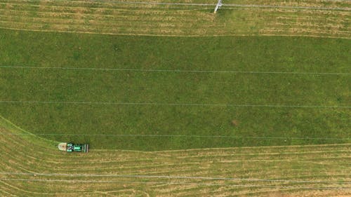 农用拖拉机割草养护土地 · 免费素材视频