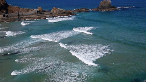 柔软的波浪拍打在岸边，美丽的岩层 · 免费素材视频