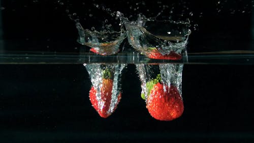 草莓陷入水 · 免费素材视频