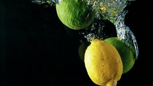 在水中滴柠檬 · 免费素材视频