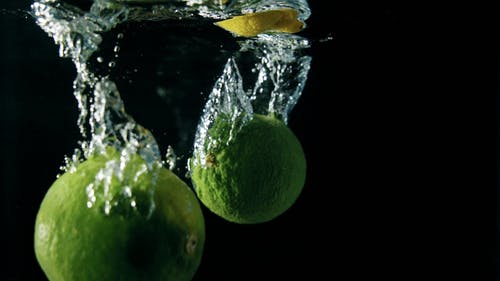 石灰和柠檬在水中 · 免费素材视频