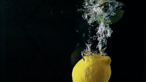 石灰和柠檬在水中 · 免费素材视频