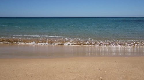海浪亲吻海边的沙滩 · 免费素材视频