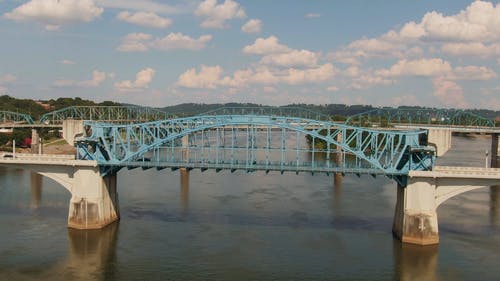 跨湖桥梁的航拍画面 · 免费素材视频