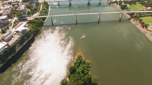 在一座山上的一座城市横跨河上的桥梁鸟瞰图 · 免费素材视频
