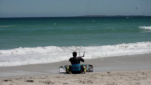风筝冲浪在海中 · 免费素材视频