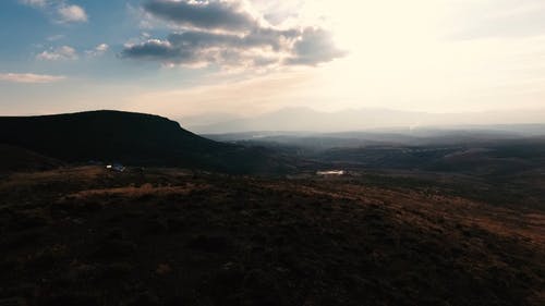 棕色干燥景观鸟瞰图 · 免费素材视频