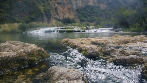 河流流过岩石床 · 免费素材视频