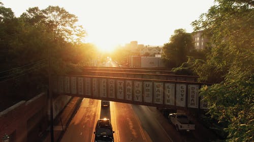 在桥下的城市道路的无人机画面 · 免费素材视频