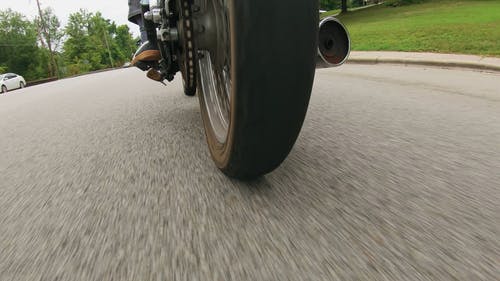 摩托车骑士在混凝土路上行驶 · 免费素材视频