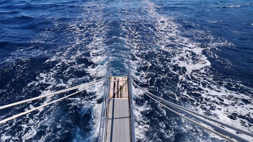 海上乘船的速度创造的水泡沫 · 免费素材视频