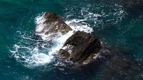 慢动作镜头的海浪在海岩石上破碎 · 免费素材视频