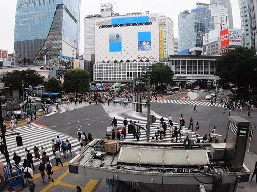 白天在城市街道上的车辆和人交通的延时镜头 · 免费素材视频