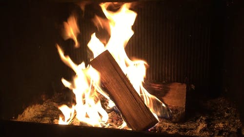堆在壁炉里燃烧的木柴 · 免费素材视频