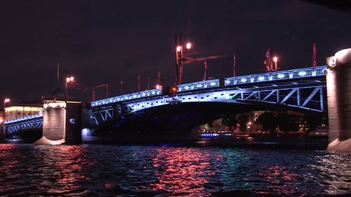 一条河上的吊桥 · 免费素材视频