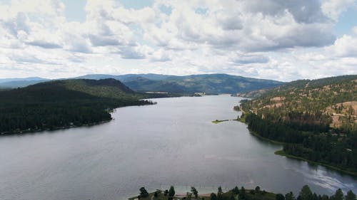 群山环抱的湖泊的航拍画面 · 免费素材视频