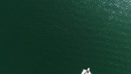 快艇穿越湖 · 免费素材视频
