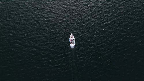 摩托艇穿越水体 · 免费素材视频